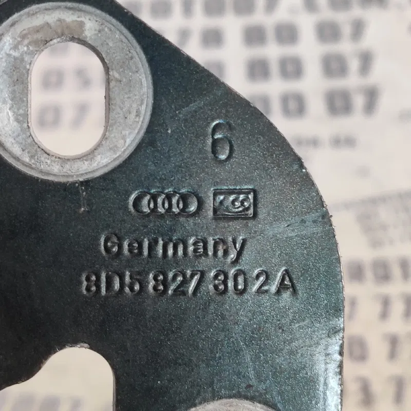 Завіса кришки багажника Audi A4 B5 (94-01) OEM 8d5827302a
