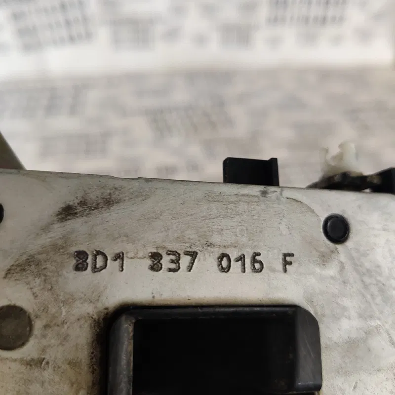 Замок дверей Audi A4 B5 (94-01) передній правий 8D1837016F