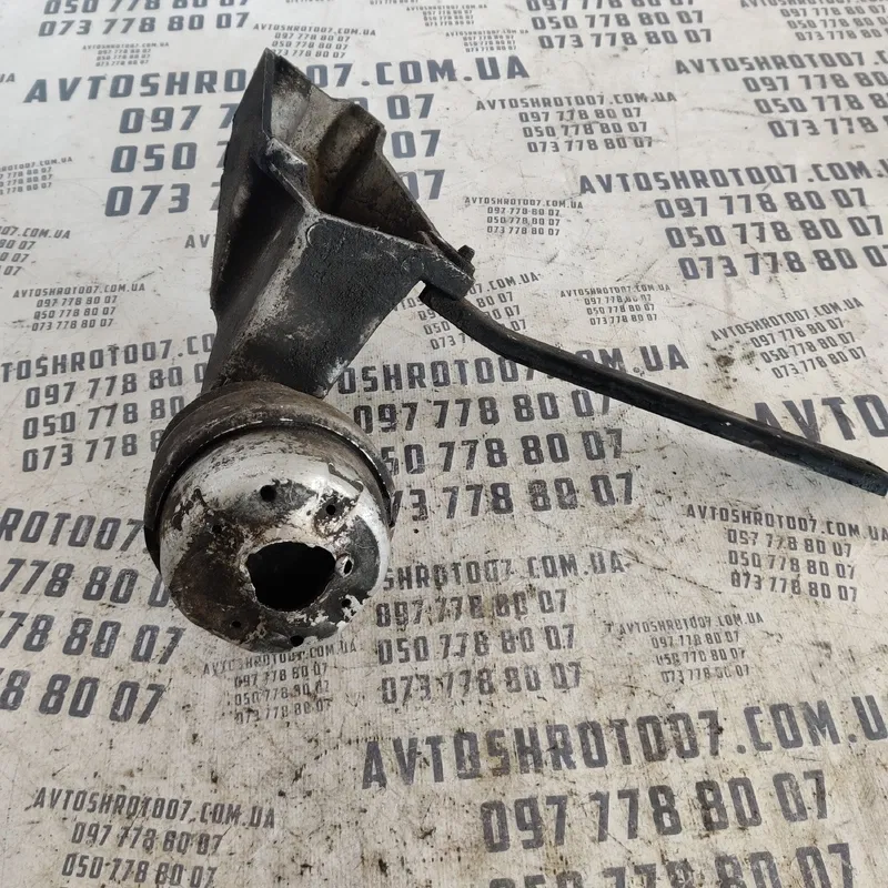 Кронштейн подушки двигуна Audi A4 B5 94-01 ліва 8d0199307l