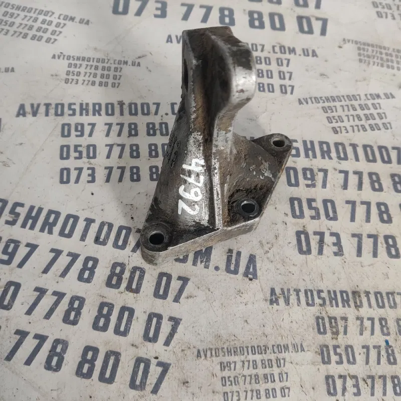 Кронштейн подушки VW Passat B3 (88-93) лівий OEM 357199353a