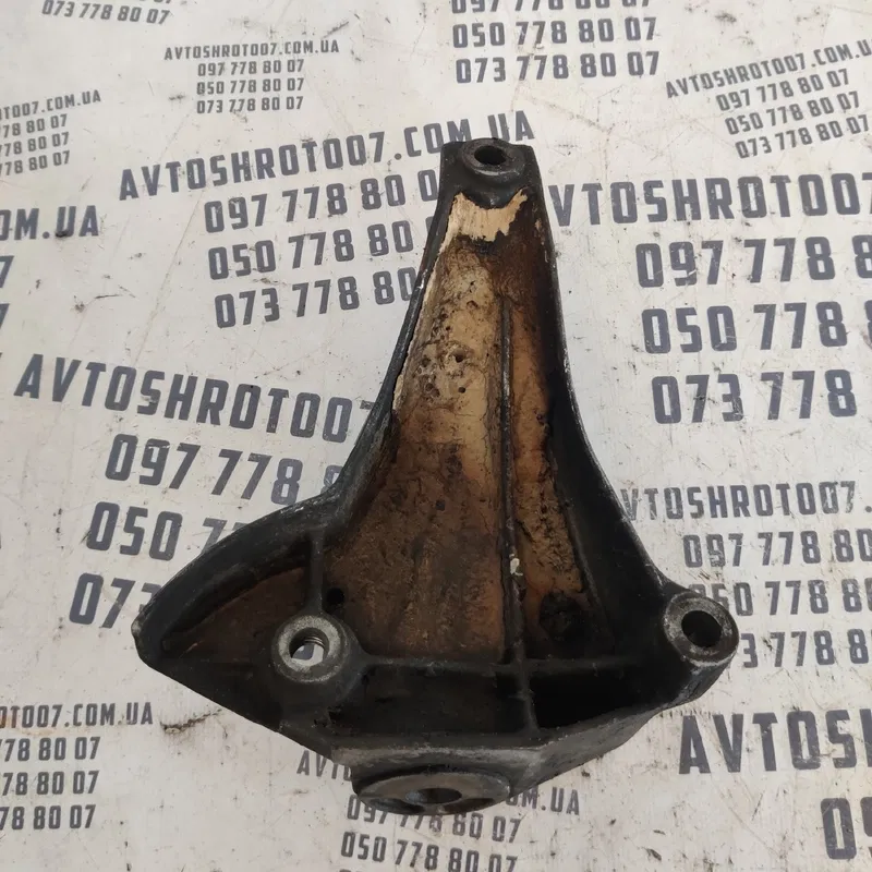 Кронштейн коробки Audi A6 C5 (97-05) лівий OEM 8D0399113AC