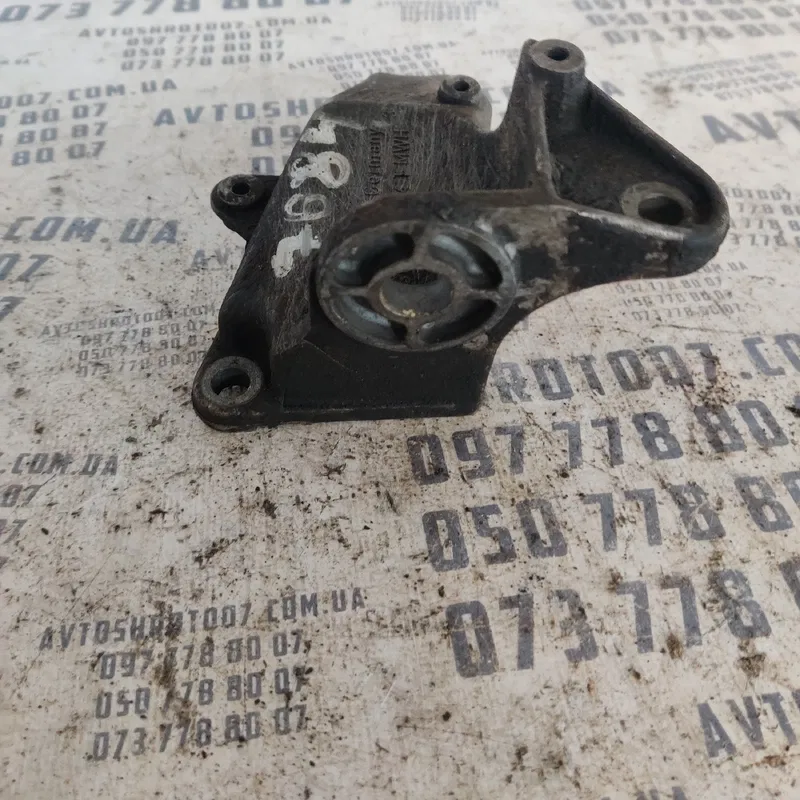 Кронштейн коробки передач Audi A6 C5 (97-05) OEM 8D0399114T