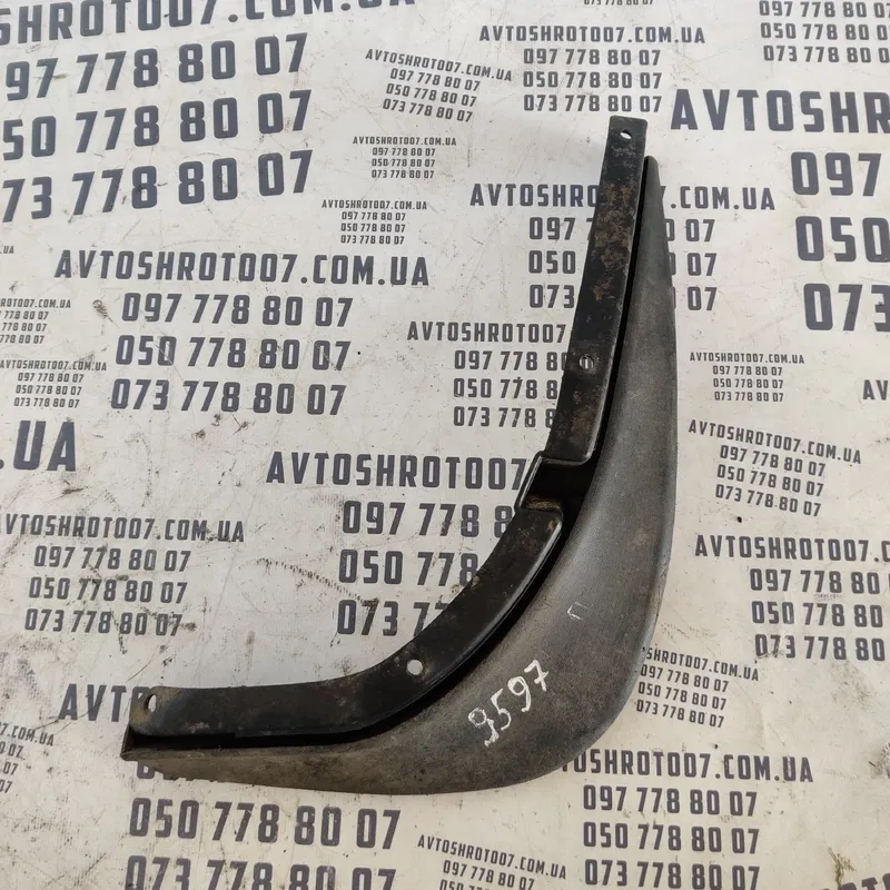 Бризговик задній правий Skoda Octavia A5 (04-13) 1z0821822a
