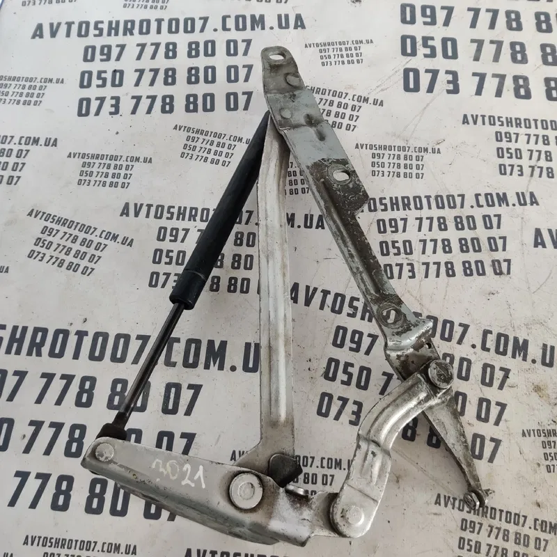 Петля капоту Audi A8 D2 (94-02) ліва OEM 4a5827499a