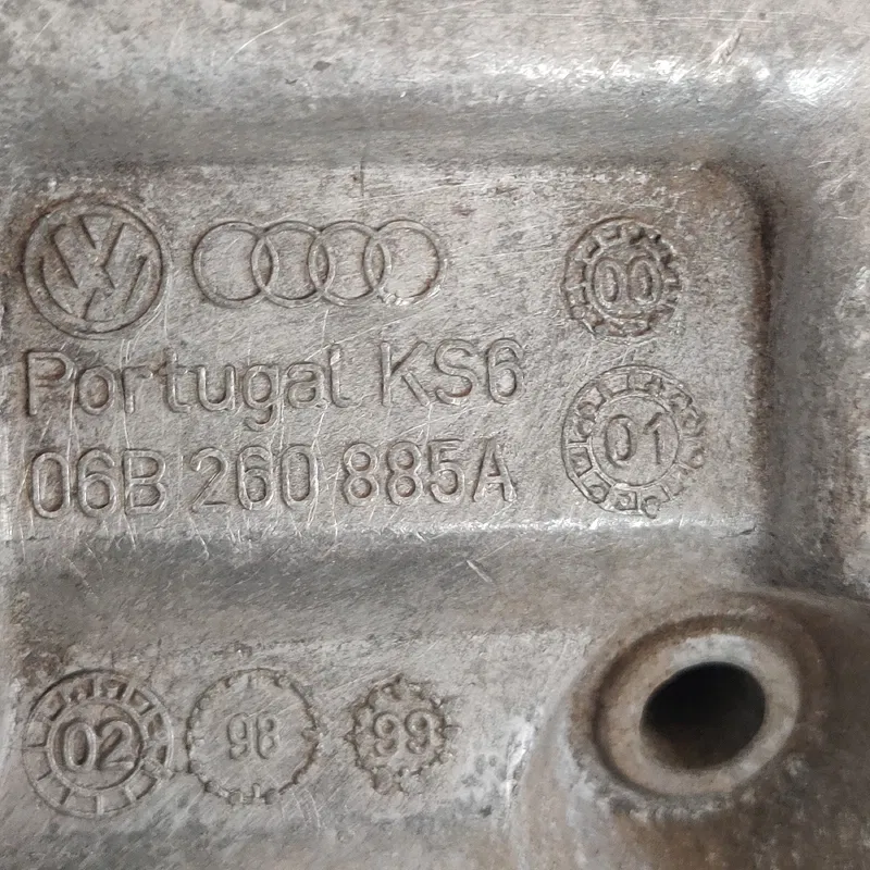Кронштейн компресора VW Passat B5 (96-05) OEM 06B260885A
