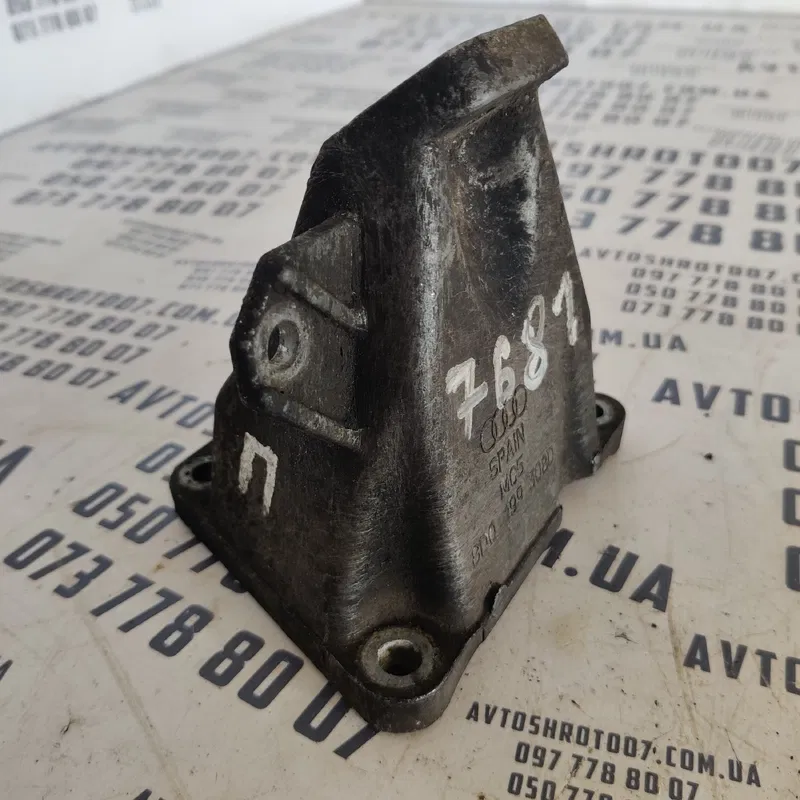 Кронштейн подушки Audi A6 C5 (97-05) правий OEM 8d0199308d