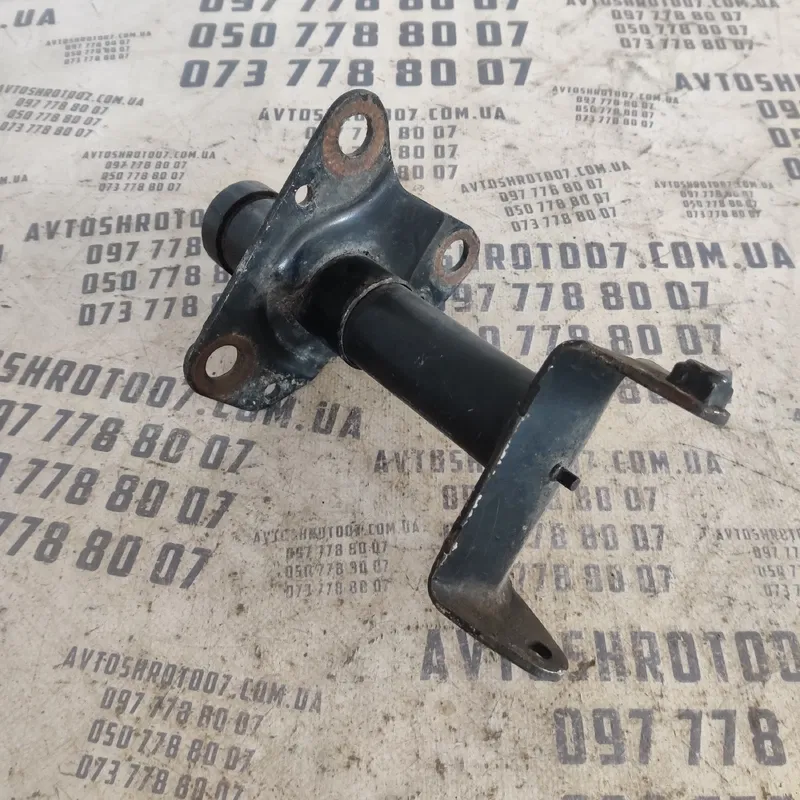 Кронштейн бампера Audi A4 B5 (94-01) перед. прав. 3b0807134