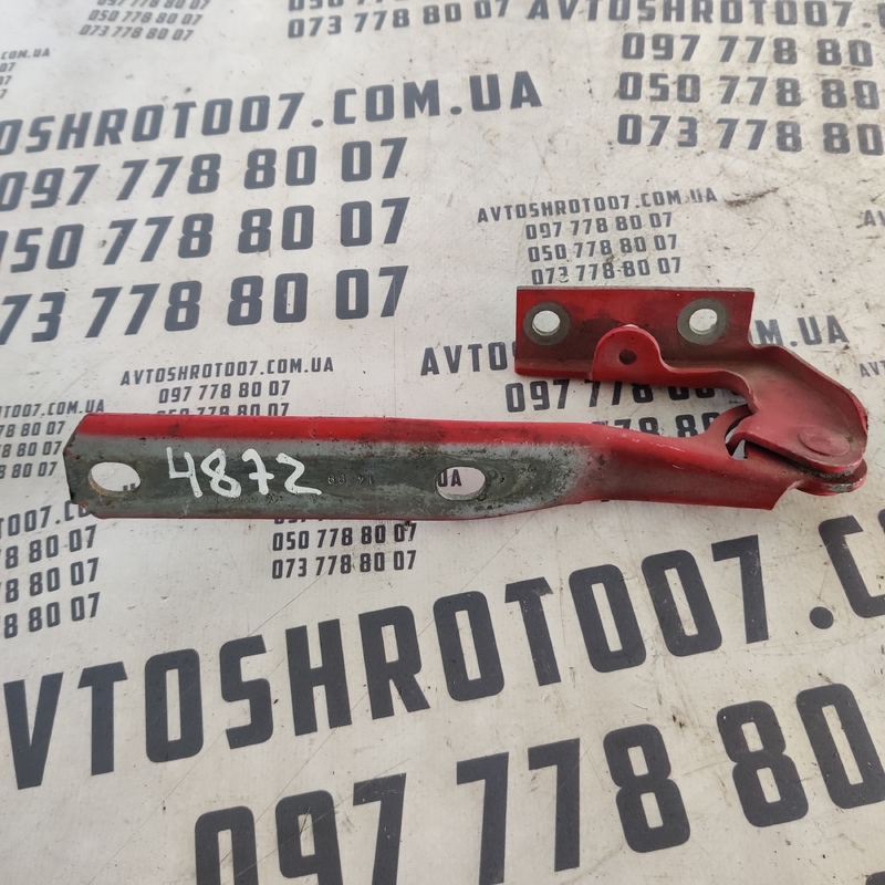 Петля капоту VW Passat B5 (96-05) права OEM 3b0823302