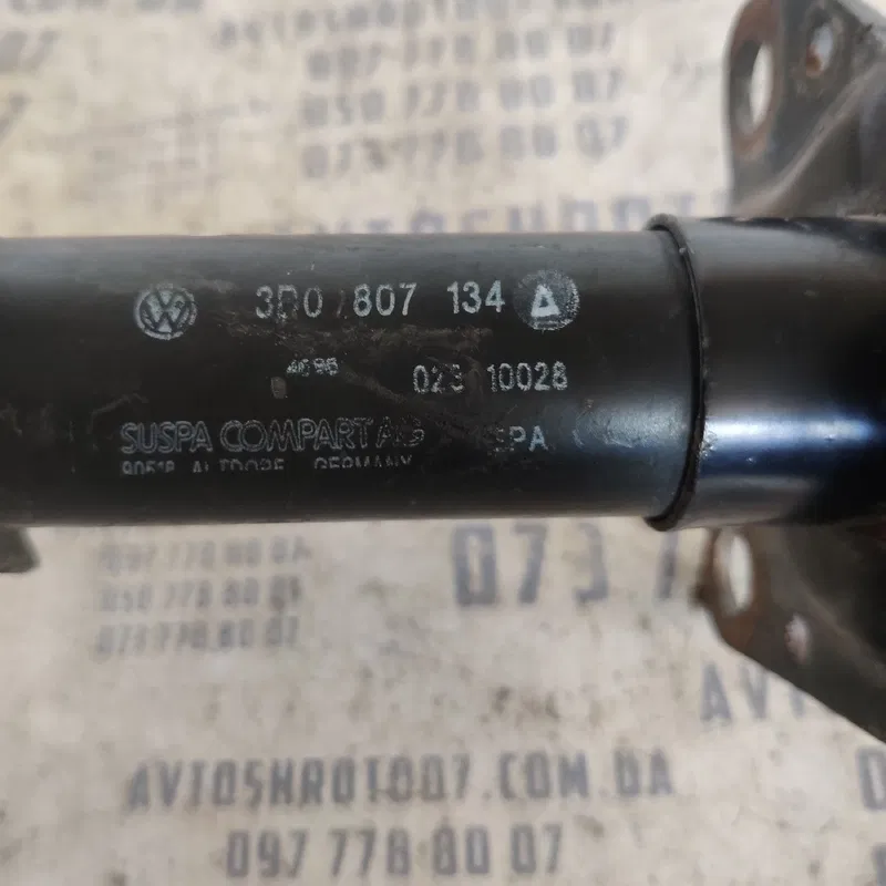 Кронштейн бампера Audi A4 B5 (94-01) перед. прав. 3b0807134