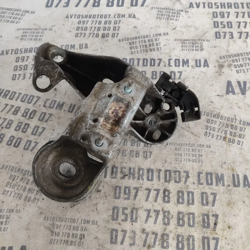 Кронштейн подушки двигуна Audi A6 C5 (97-05) 4B0199352