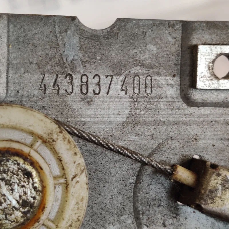 Склопідіймач Audi 100 C3 (82-91) передній правий 443837400