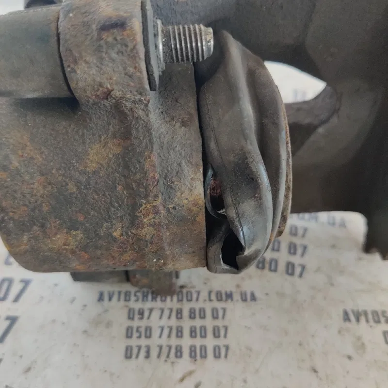 Тормозний супорт VW Golf 4 (97-06) передній правий OEM P7907