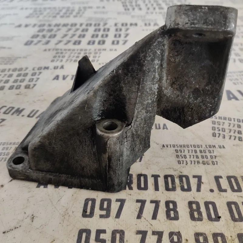 Кронштейн подушки двигуна Audi A4 B5 (94-01) ліва 4B0199307C