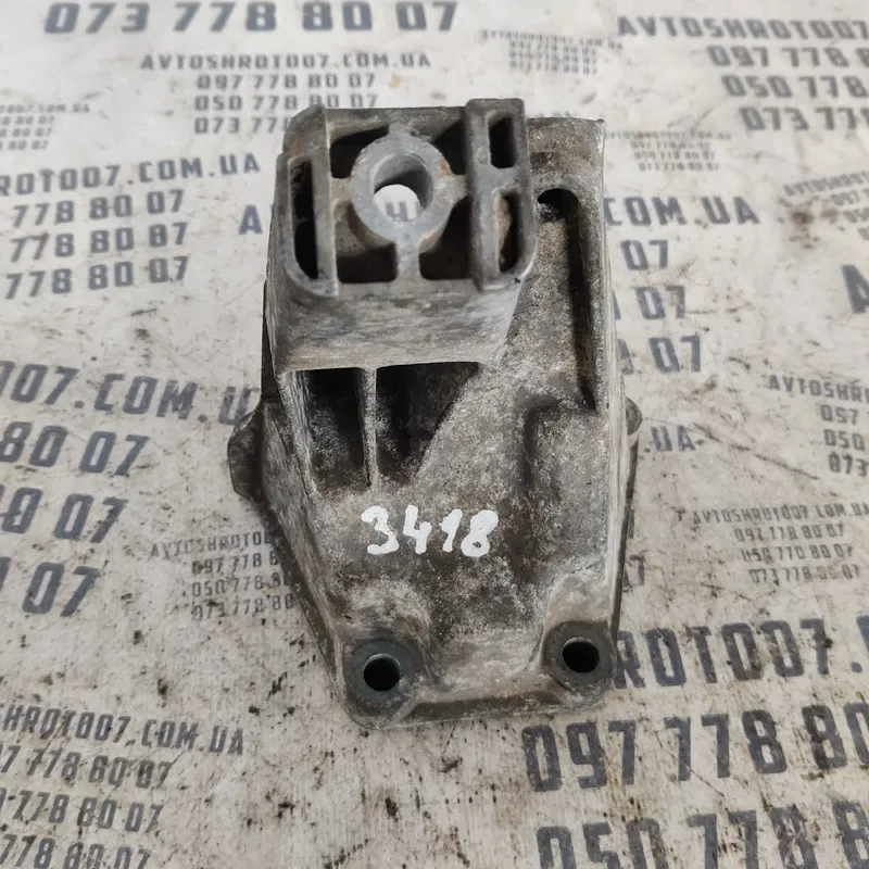 Кронштейн подушки Audi A8 D2 (94-02) права OEM 4d0199308a