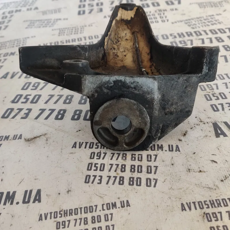 Кронштейн коробки Audi A6 C5 (97-05) лівий OEM 8D0399113AC