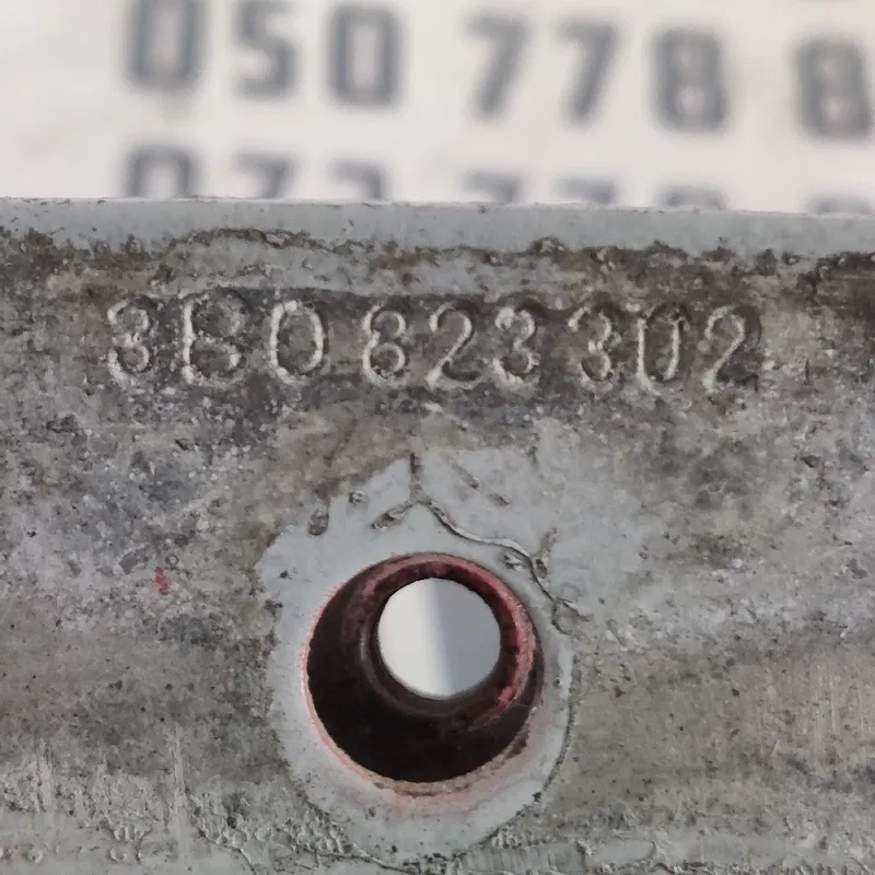 Петля капоту VW Passat B5 (96-05) права OEM 3b0823302