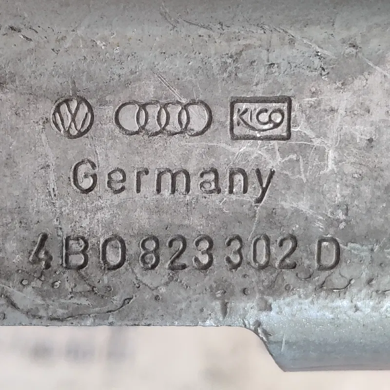 Петля капоту Audi A6 C5 (97-05) права OEM 4b0823302d