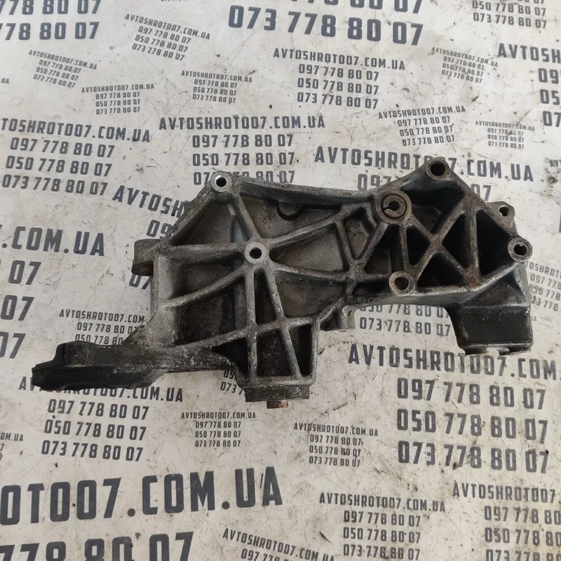 Кронштейн генератора Audi A4 B5 (94-01) OEM 058145523e