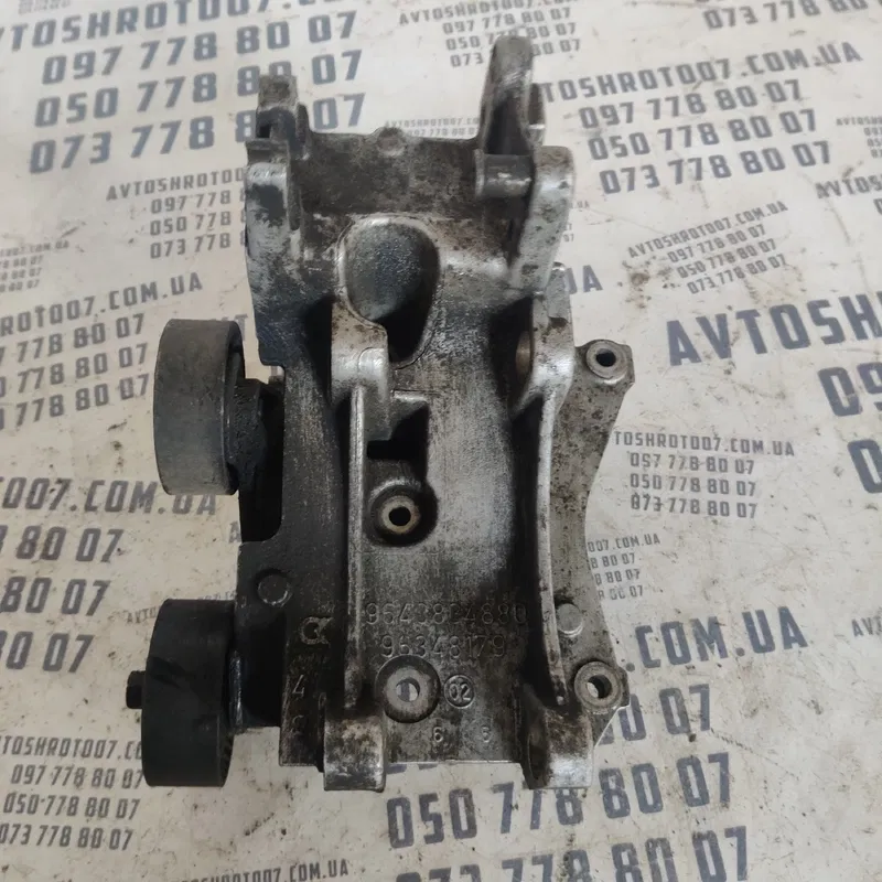 Кронштейн генератора Citroen Xsara (97-06) OEM 9643834880