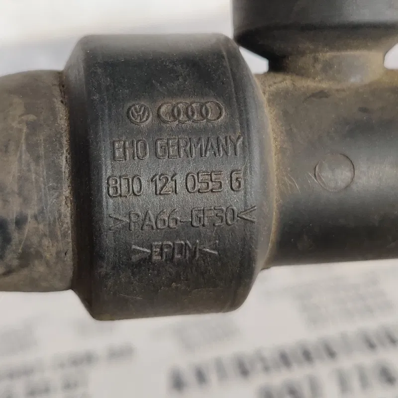Трубка охолодження VW Passat B5 96-05 нижня OEM 8D0121055G
