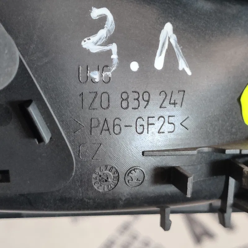 Ручка дверна внутр. Skoda Octavia A5 (04-13) OEM 1Z0839247