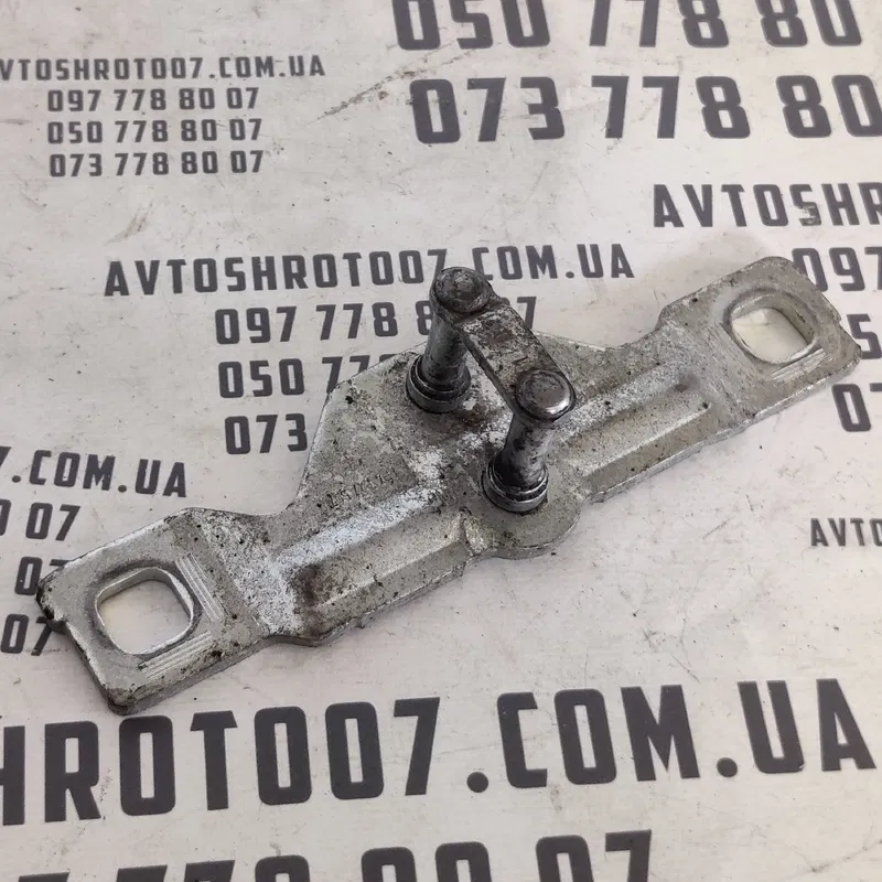 Петля кришки багажника Skoda Rapid OEM 8p4827507