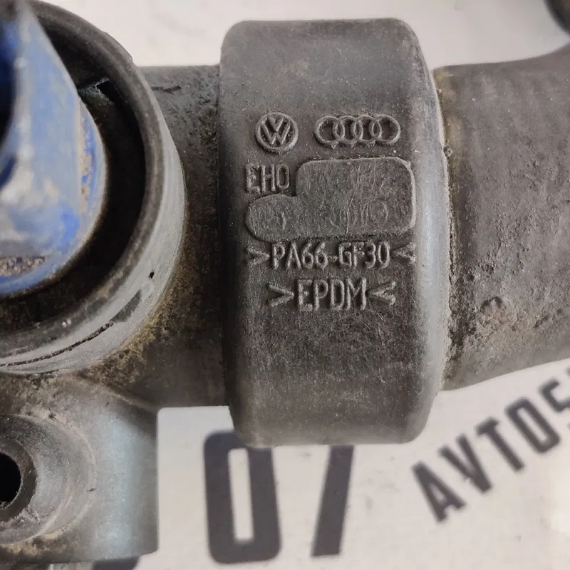 Фланець системи охолодження Audi A6 C5 (97-05) 2.5 Дизель