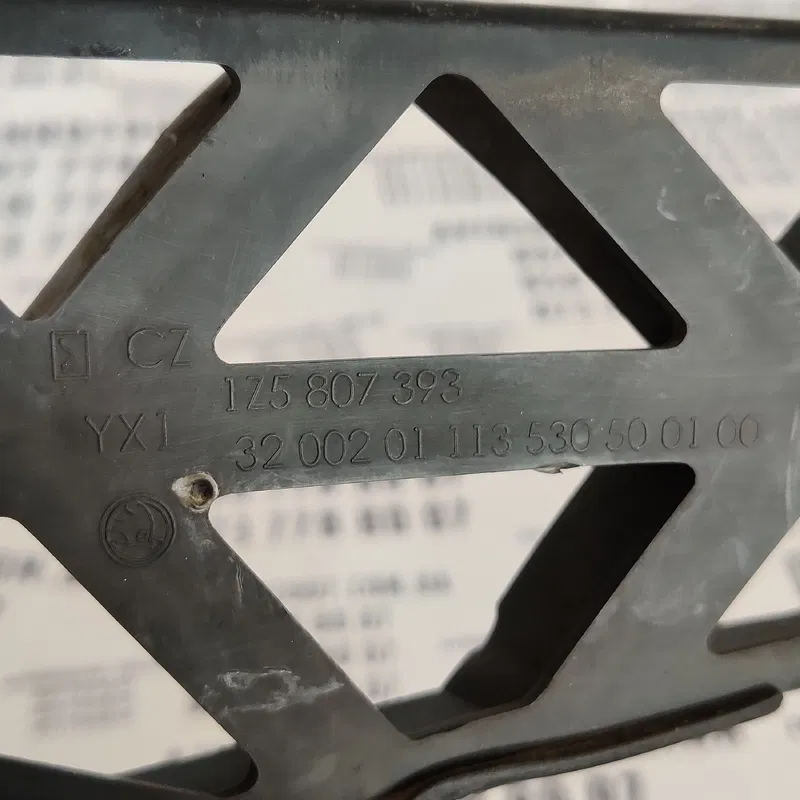 Кроншт. бампера Skoda Octavia A5 04-13 зад лів OEM 1z5807393