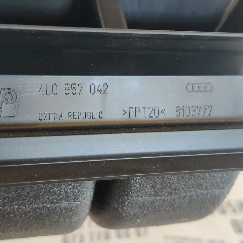 Повітропровід Audi Q7 4L (05-15) 3.6 Бенз зад OEM 4L0857042
