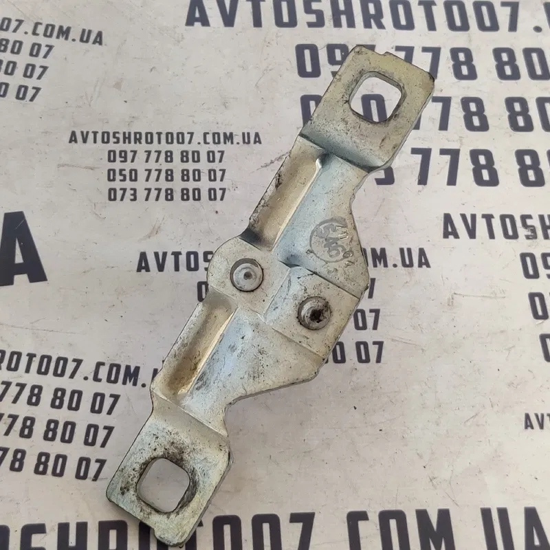 Петля кришки багажника Skoda Rapid OEM 8p4827507