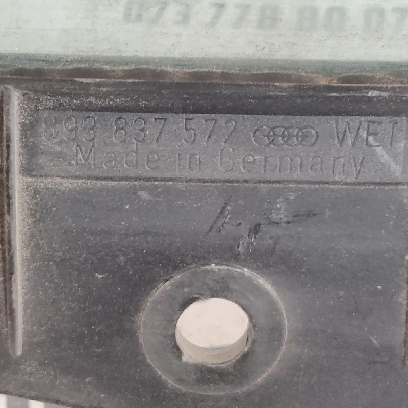 Скло дверей Audi 80 B3 переднє праве OEM 893837572