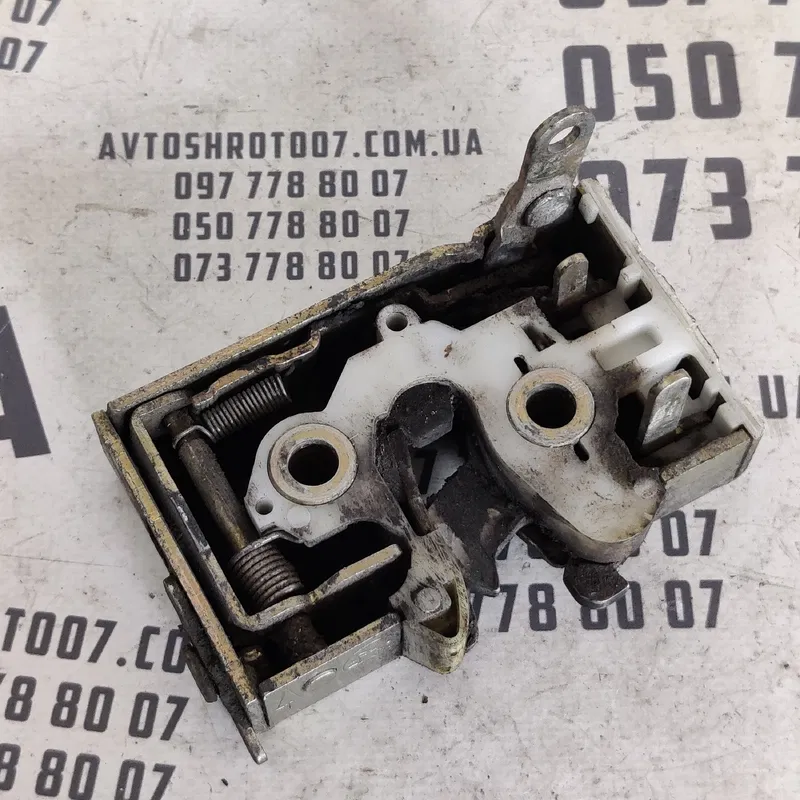 Замок дверей Audi A6 C4 (94-97) задня права OEM 443839016A
