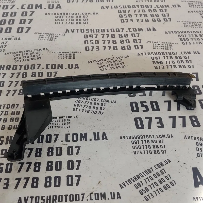 Направл. скла Audi Q7 4L 05-15 3.6Б зад. права OEM 4L0839068