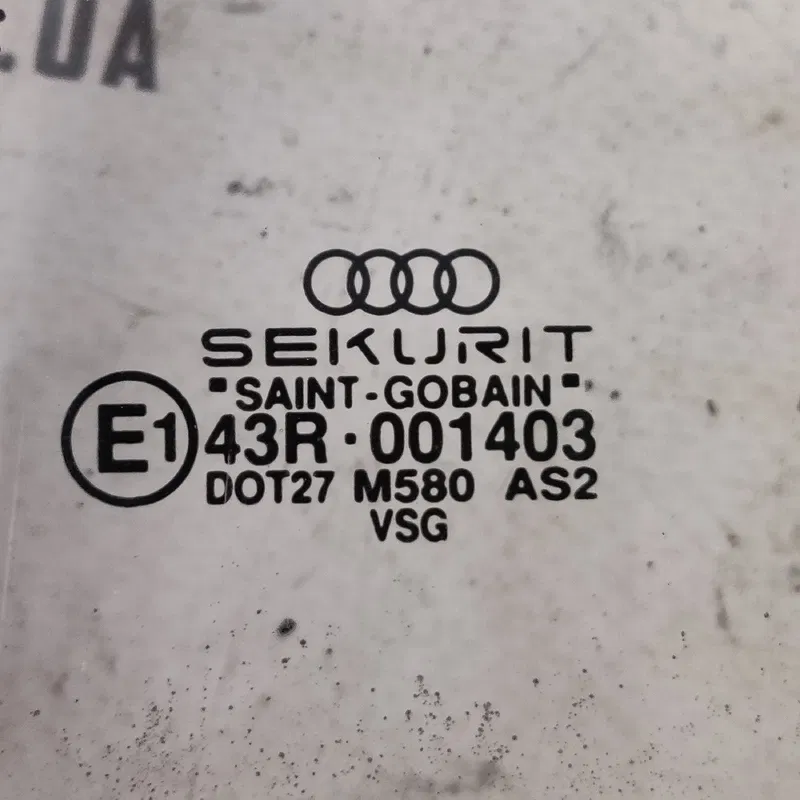 Скло дверей Audi 80 B3 (86-91) заднє ліве OEM 4d0837571a