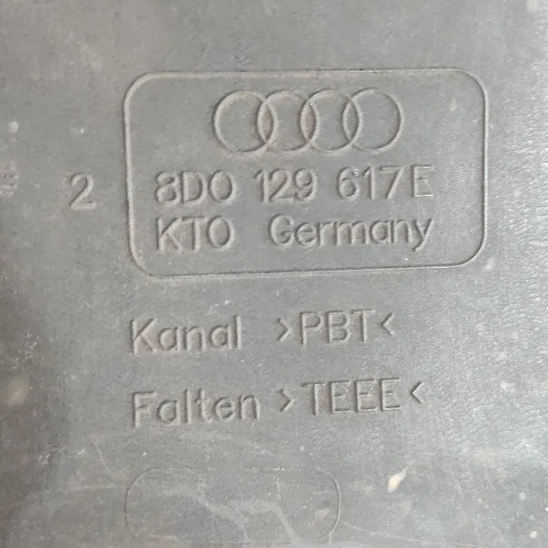 Патрубок повітряний Audi A6 C5 (97-05) 8d0129617e 4b0129617b