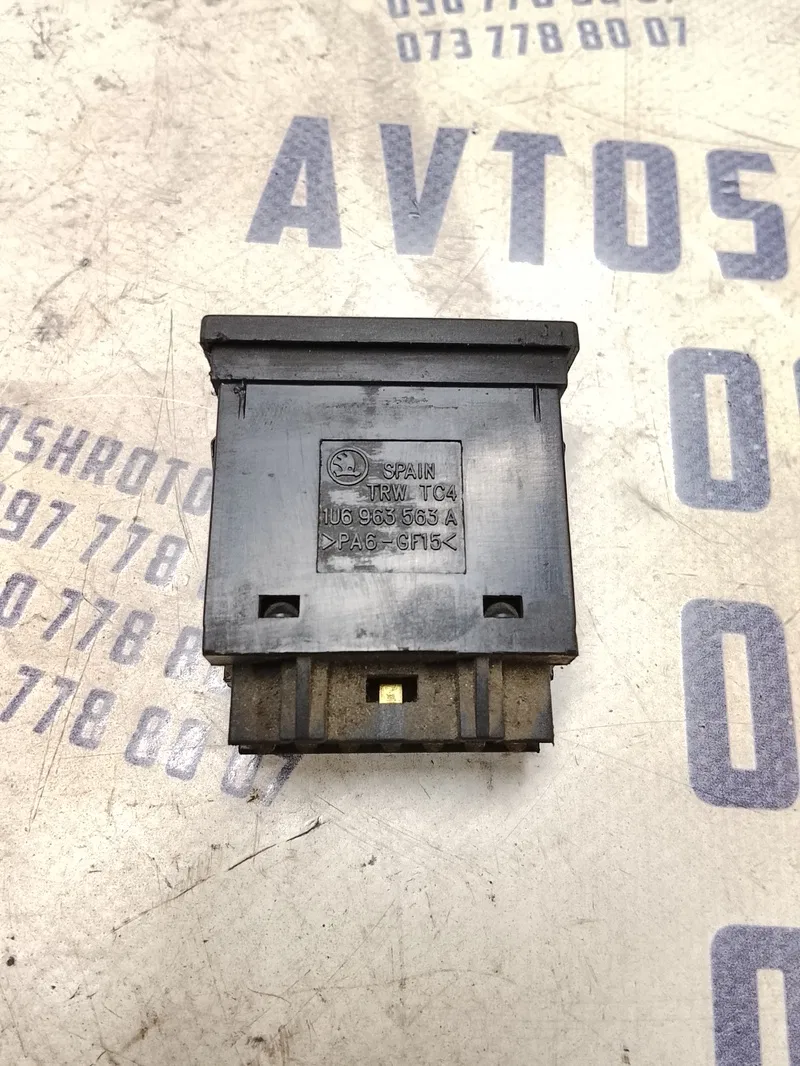 Кнопка підігріву Skoda Octavia 96-10 1.9 TDI OEM 1u6963563a