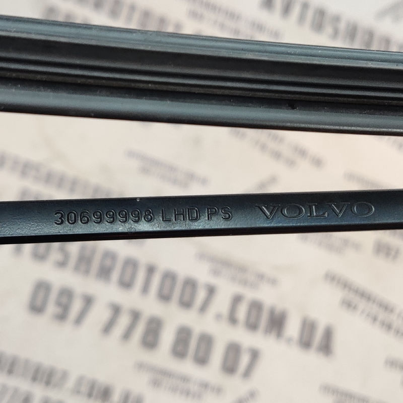Двірник Volvo V50 (04-12) 2.0 D передній правий OEM 30699998
