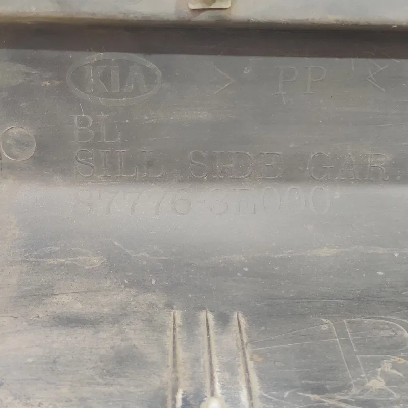 Накладка Kia Sorento (02-09) 2.5 задня права OEM 877763e000