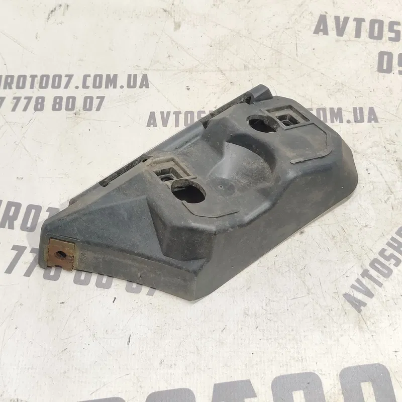 Кронштейн крила Volvo V50 (04-12) 2.0D лівий OEM 30655874