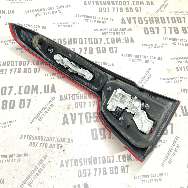 Ліхтар задній Volvo V50 (04-12) 2.0D правий OEM 30698921