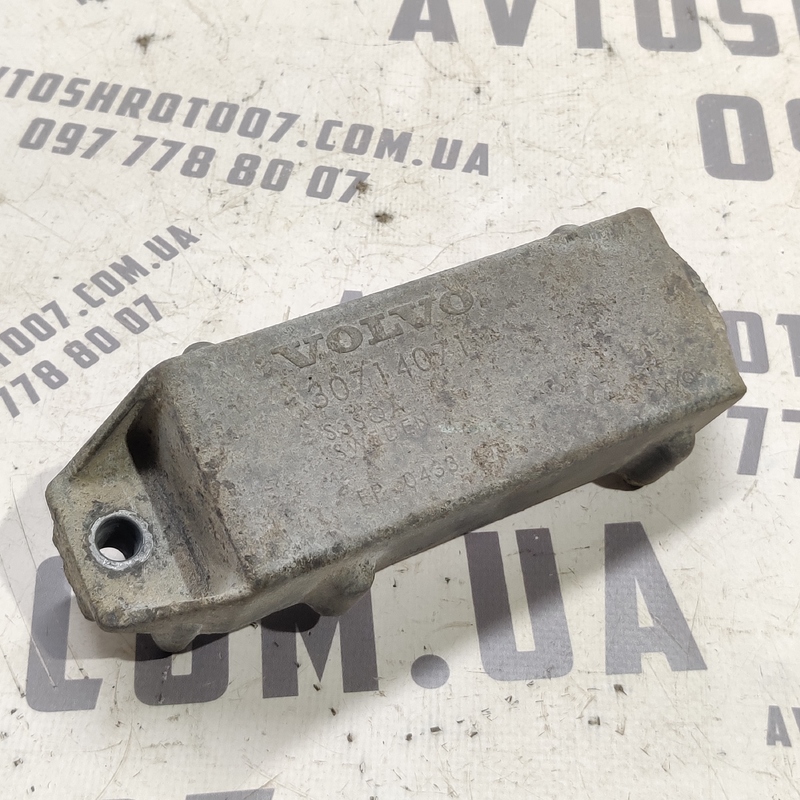 Демпфер підрамника задній Volvo V50 04-12 2.0D OEM 30714071