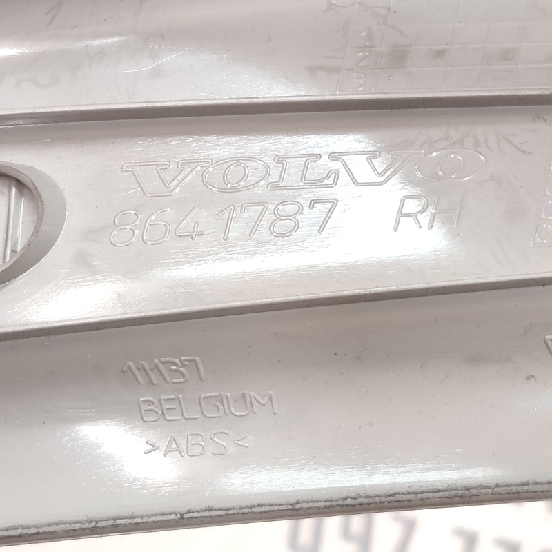 Накладка салону Volvo V50 04-12 2.0D задня права OEM 8641787