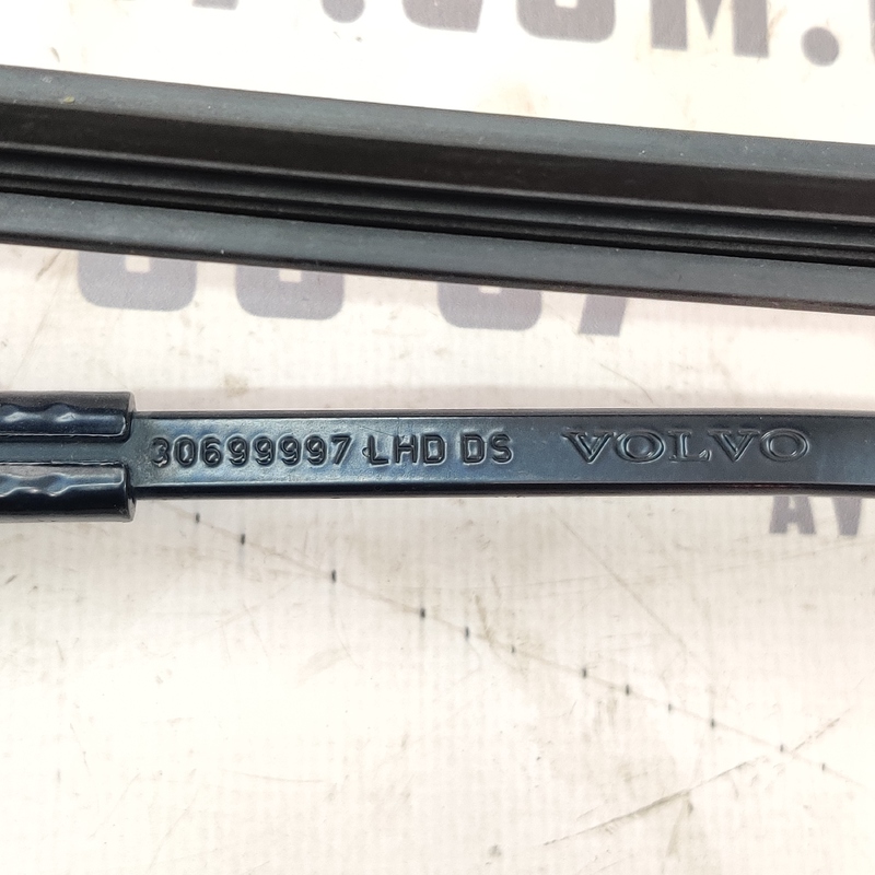 Двірник Volvo V50 (04-12) 2.0D передній лівий OEM 30699997