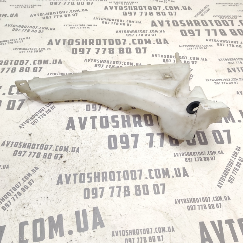 Бачок омивача Volvo V50 (04-12) 2.0D правий OEM 4n5113k163ac