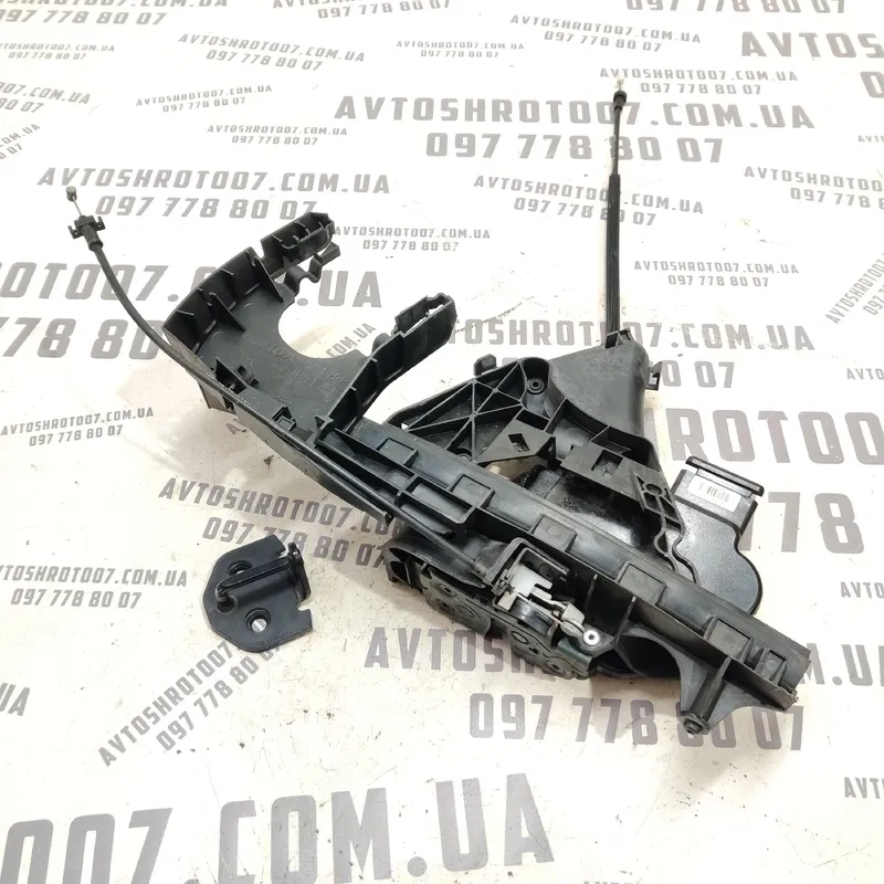 Замок дверей Volvo V50 (04-12) 2.0D перед.прав. OEM 30699110