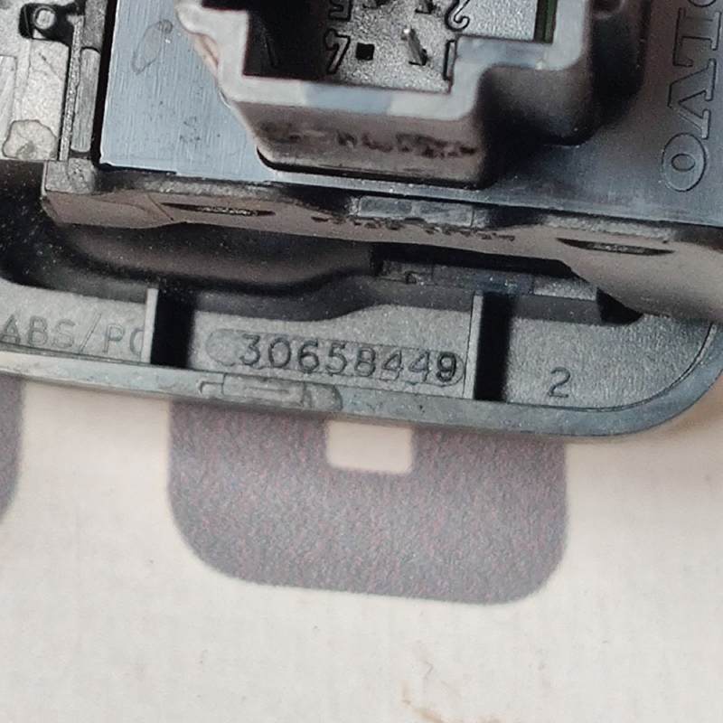 Кнопка склопідіймача Volvo V50 (04-12) 2.0D зад OEM 30658449