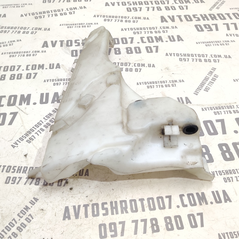 Бачок омивача Volvo V50 (04-12) 2.0D правий OEM 4n5113k163ac