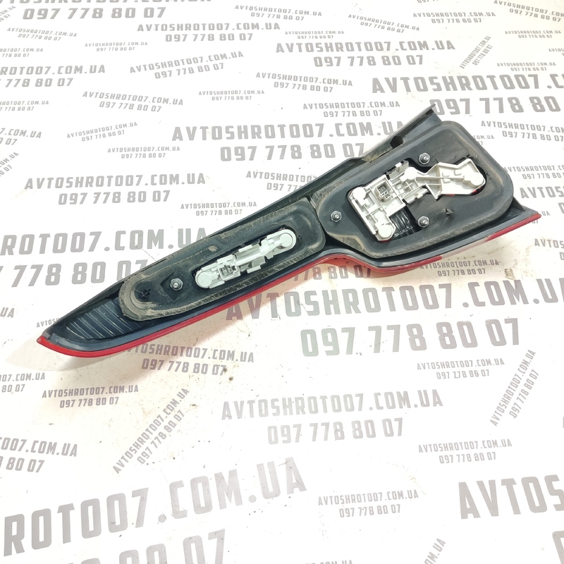 Ліхтар задній Volvo V50 (04-12) 2.0D правий OEM 30698921