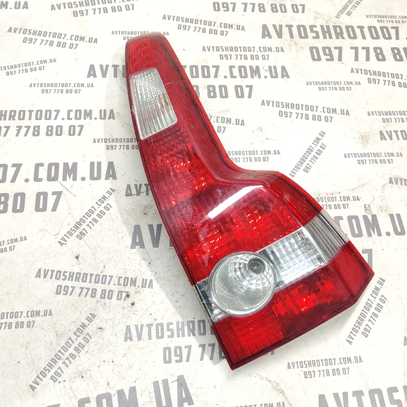 Ліхтар задній Volvo V50 (04-12) 2.0D правий OEM 30698921