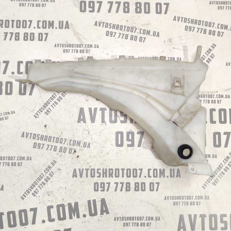Бачок омивача Volvo V50 (04-12) 2.0D правий OEM 4n5113k163ac